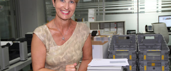 Une collaboratrice souriante Une collaboratrice souriante